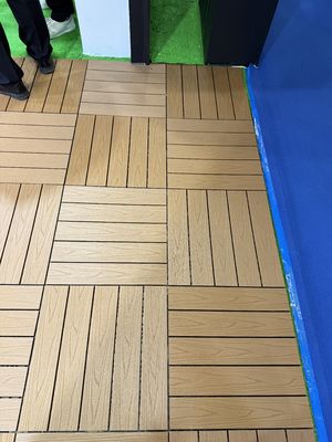 Podłogi WPC z serii Luxury 500x500: kunszt definiuje doskonałość