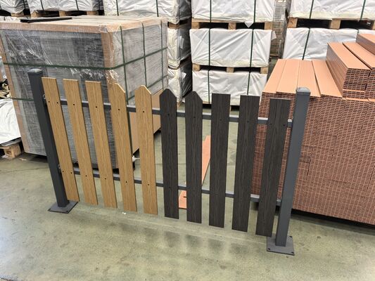 WPC Balkon Wodoodporne pokrycie końcowe podłogi zewnętrznej WPC Kompozytowa deska tarasowa Listwa przypodłogowa Deska tarasowa WPC Zakończenie tarasu