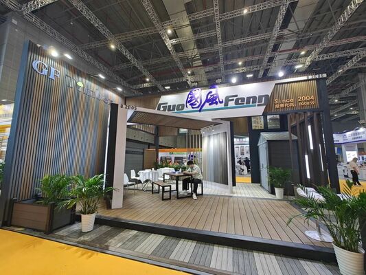 Odporny na wiatr lekki przezroczysty dach klasy 8. Ekologiczny, łatwy w montażu. Zewnętrzny panel WPC. Domek na narzędzia ogrodowe