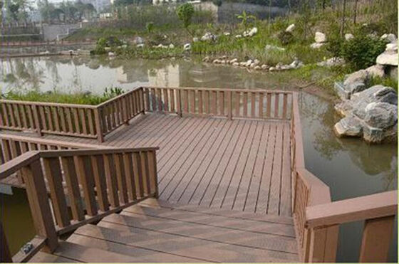 Pionowe ogrodzenie z listew WPC odporne na promieniowanie UV dla wspólnot mieszkaniowych