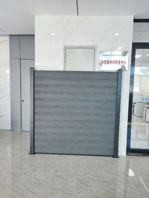 Ogrodzenie WPC z ekologicznego recyklingu, chroniące przed termitami, na granicy farmy