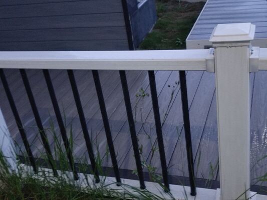 Ogrodzenie WPC z ekologicznego recyklingu, chroniące przed termitami, na granicy farmy