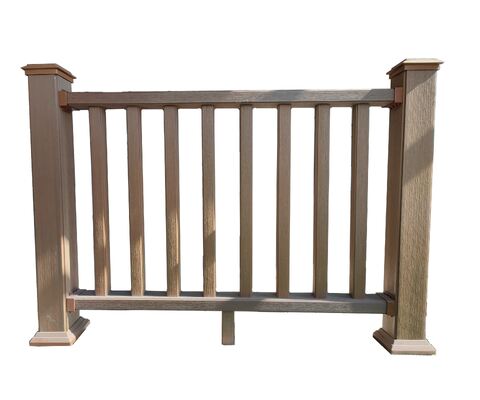 Ogrodzenie WPC z ekologicznego recyklingu, chroniące przed termitami, na granicy farmy