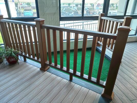 Aluminiowa rama WPC Listwa ogrodzeniowa w stylu Zewnętrznego bezpieczeństwa w domu