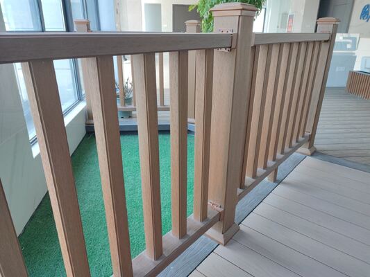 Aluminiowa rama WPC Listwa ogrodzeniowa w stylu Zewnętrznego bezpieczeństwa w domu