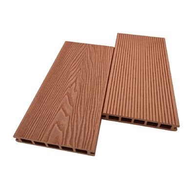 Ławka na zewnątrz z długim piwem i piknikiem