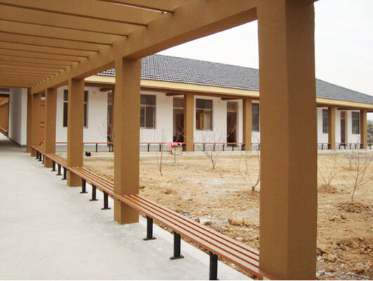 Ławka na zewnątrz z długim piwem i piknikiem