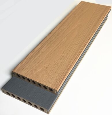 Bezpłatna próbka Antypoślizgowa wodoodporna, odporna na promieniowanie UV kolor drewna tekowego 140*23mm Kompozytowa podłoga tarasowa Zewnętrzna koekstruzja Wpc Decking