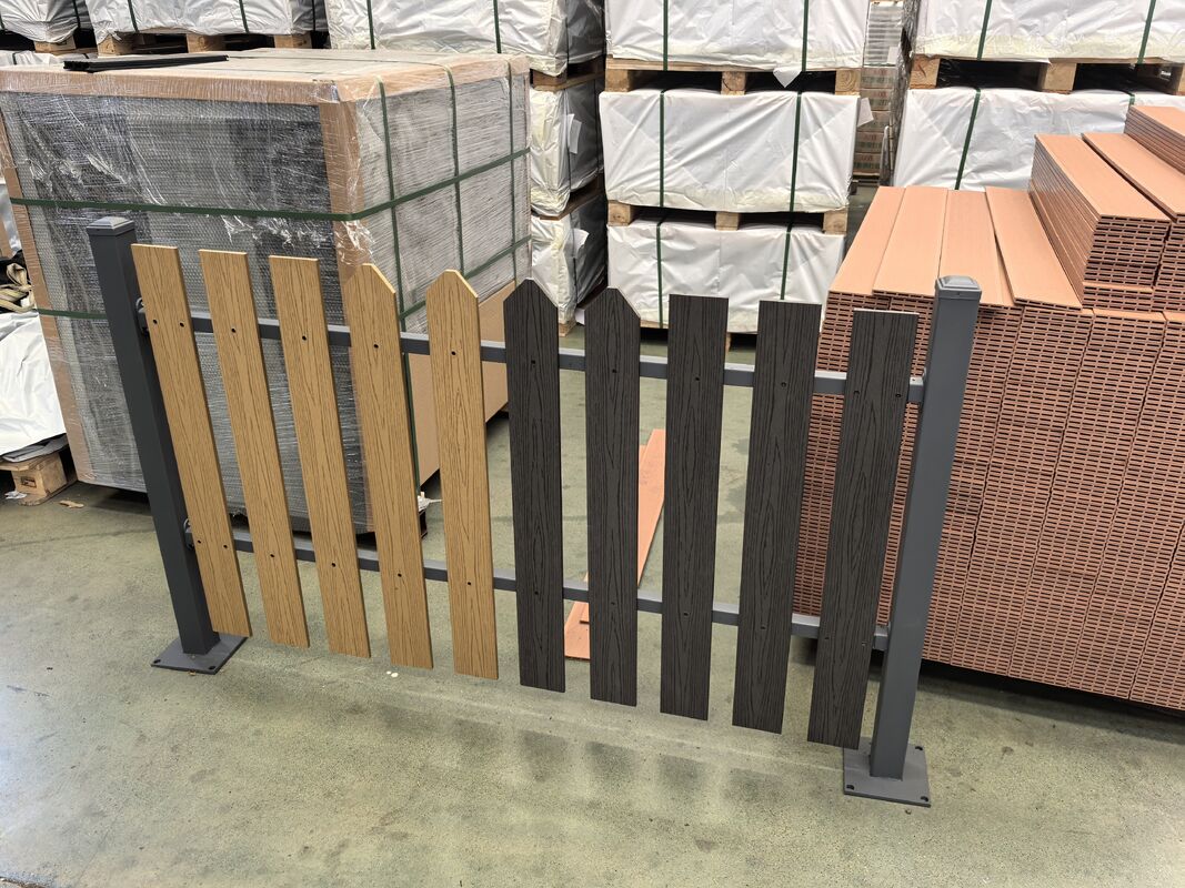 WPC Balkon Wodoodporne pokrycie końcowe podłogi zewnętrznej WPC Kompozytowa deska tarasowa Listwa przypodłogowa Deska tarasowa WPC Zakończenie tarasu