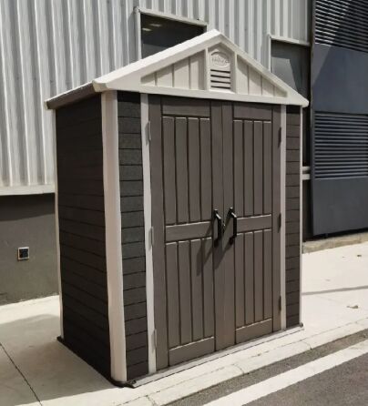 Odporny na wiatr lekki przezroczysty dach klasy 8. Ekologiczny, łatwy w montażu. Zewnętrzny panel WPC. Domek na narzędzia ogrodowe